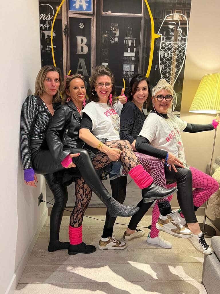 MARIE PIERRE DIT LA POUFFIASSE AU POUCE EN L'AIR