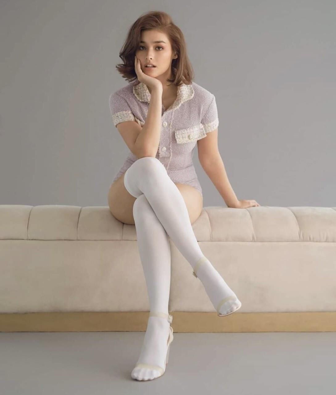 Crossed Leg Lookers