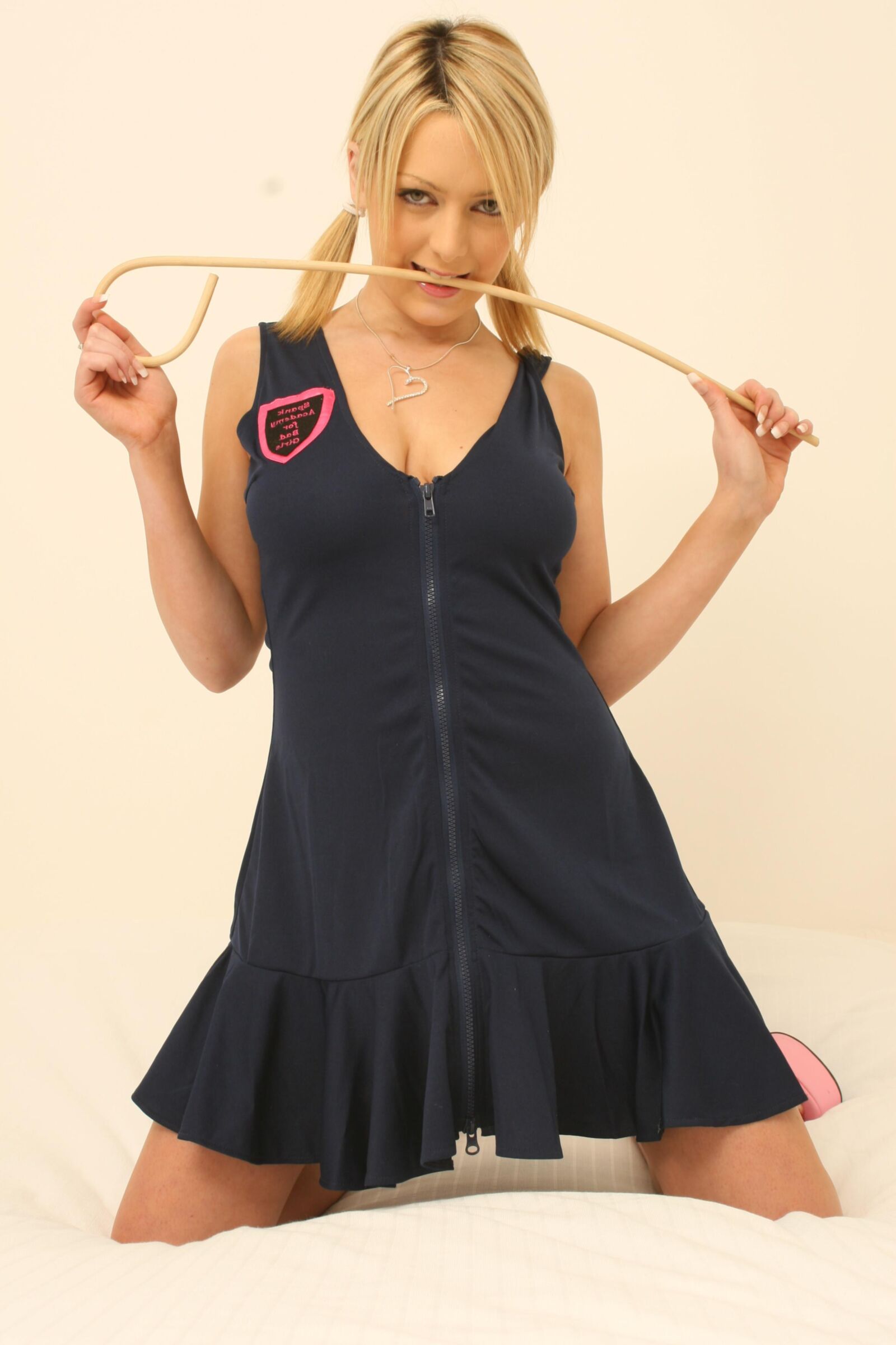Jessica Cutie mostra seus peitos grandes e chupa em um grande vibrador
