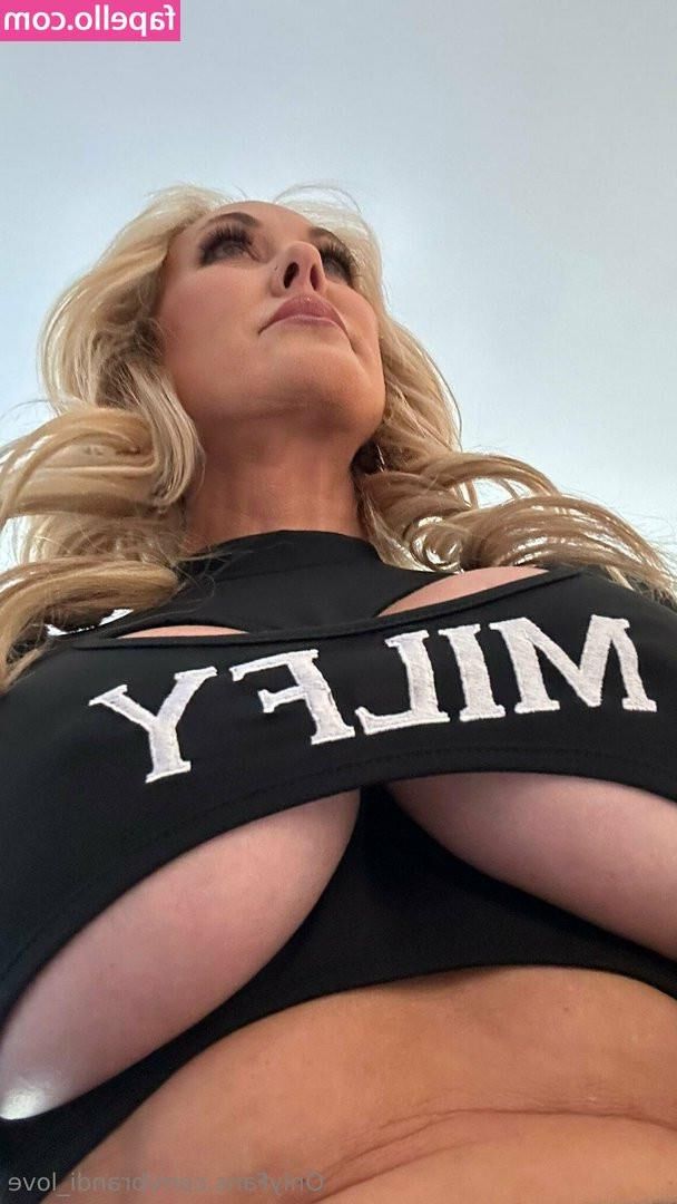 おっぱいの下には新しい胸の谷間があります