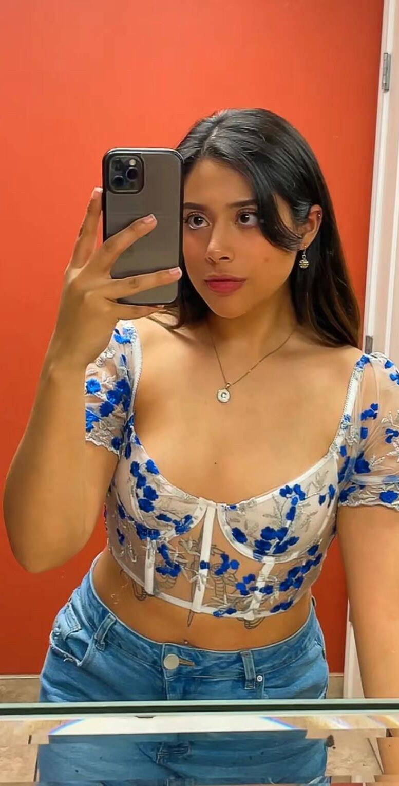 Carolina Latina Nurse W Solas bonitas
