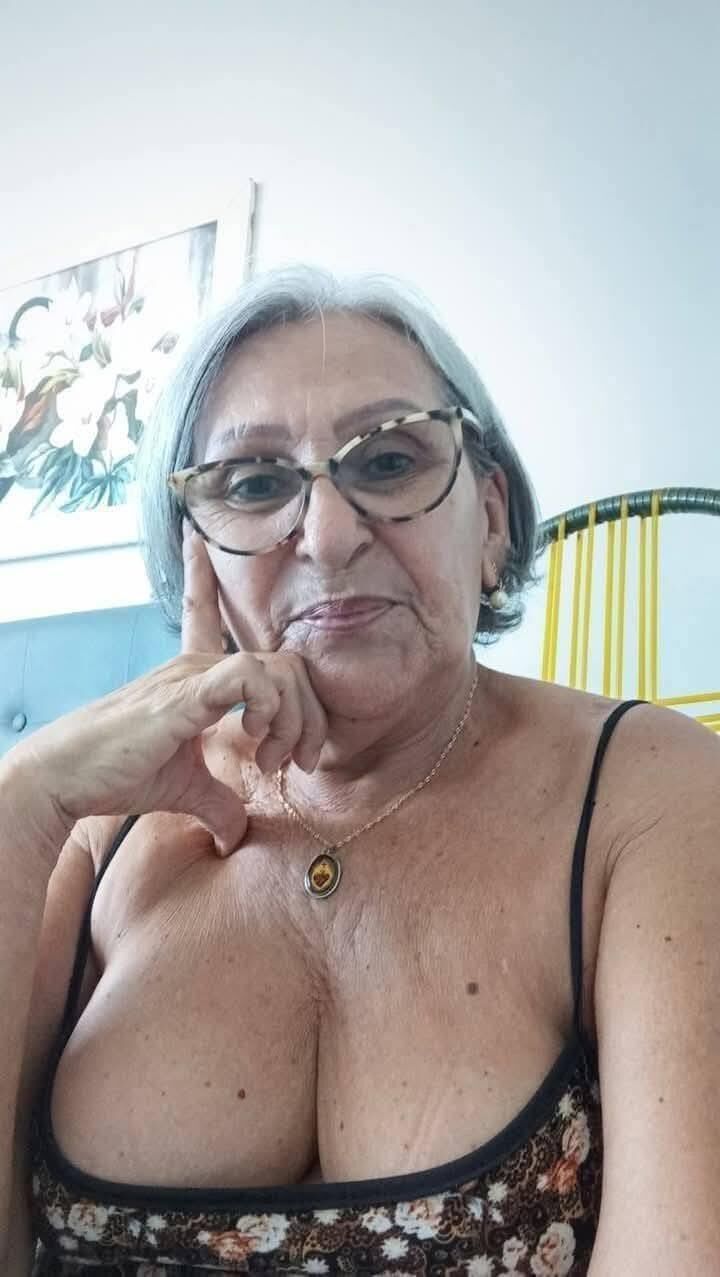 No desnudo madura y abuela