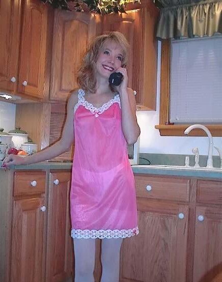Vestido xadrez Kelli SG, blusa branca, deslizamento rosa na cozinha