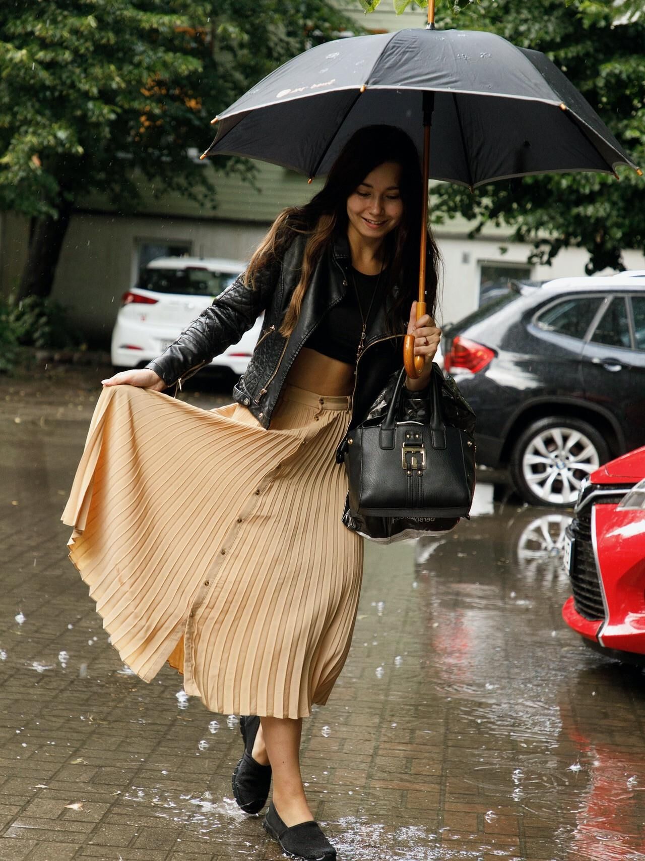 Miki Equisite in her pleated skirt (NN)