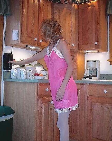 Vestido xadrez Kelli SG, blusa branca, deslizamento rosa na cozinha