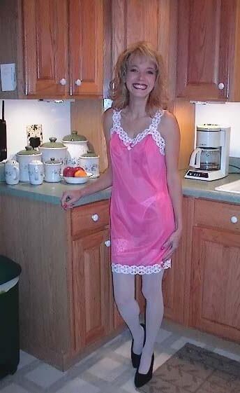Vestido xadrez Kelli SG, blusa branca, deslizamento rosa na cozinha