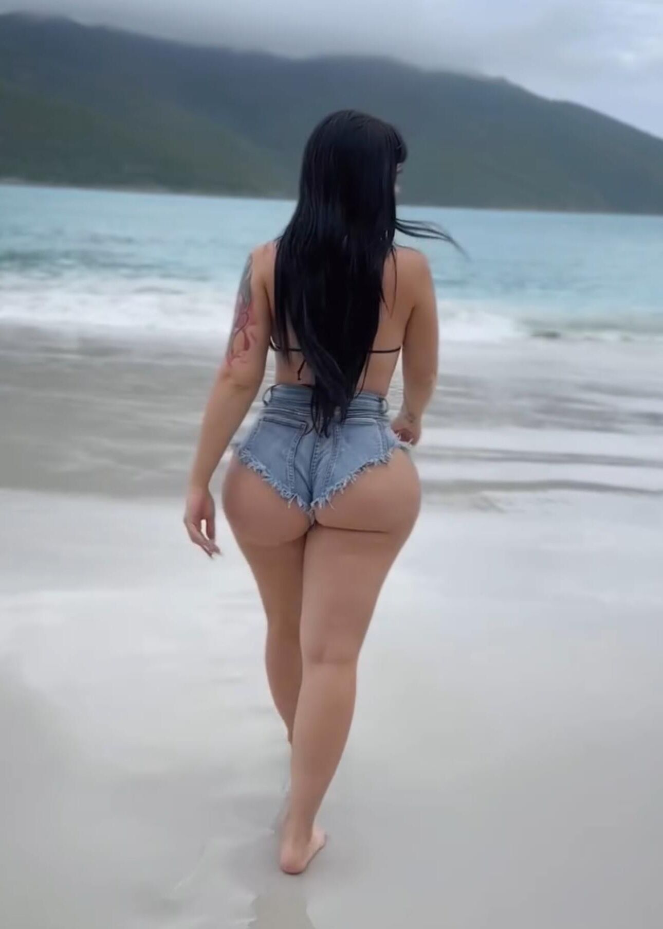 Bundas sexy em shorts de saquinho de jeans