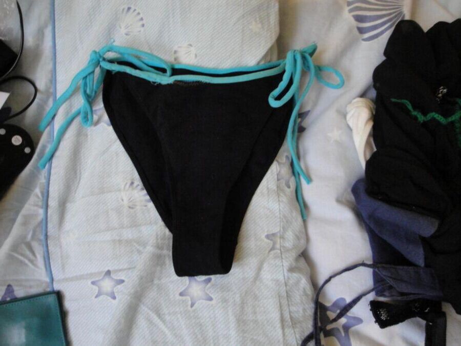 Skinny Teen Ola K. im schwarzen Bikini