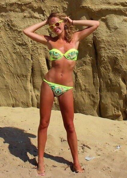 Monika polonaise maigre en bikini jaune