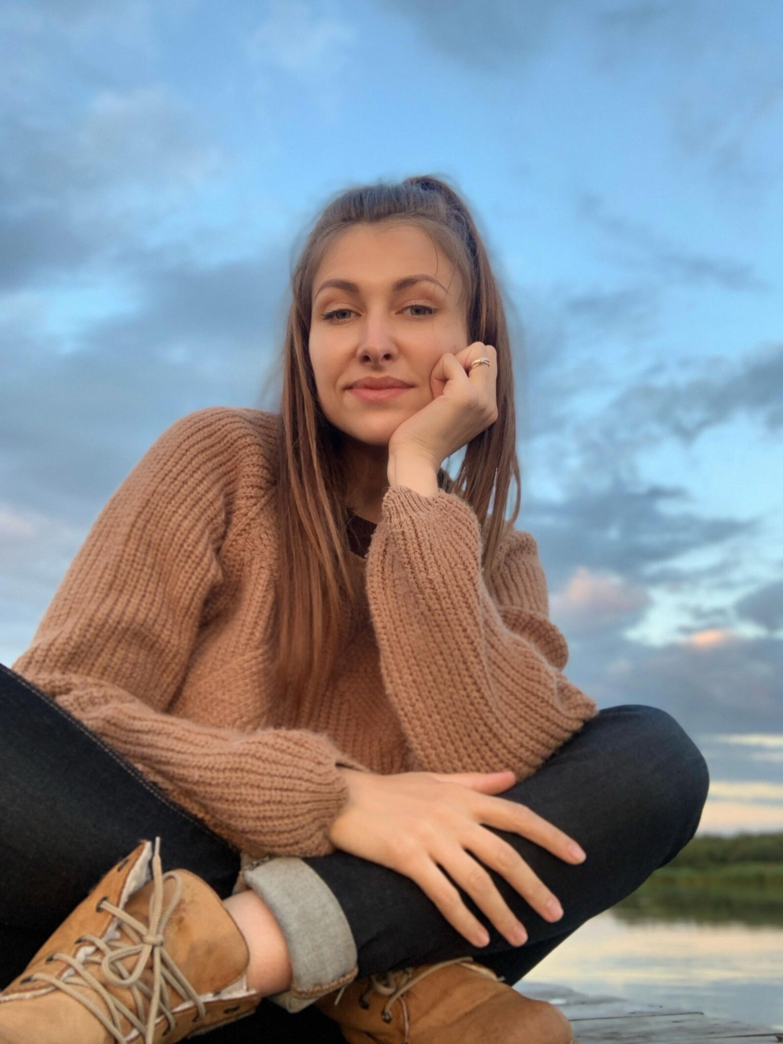 Okaziaセクシーな美容ブルネットキャンピングカーの女の子の混合写真