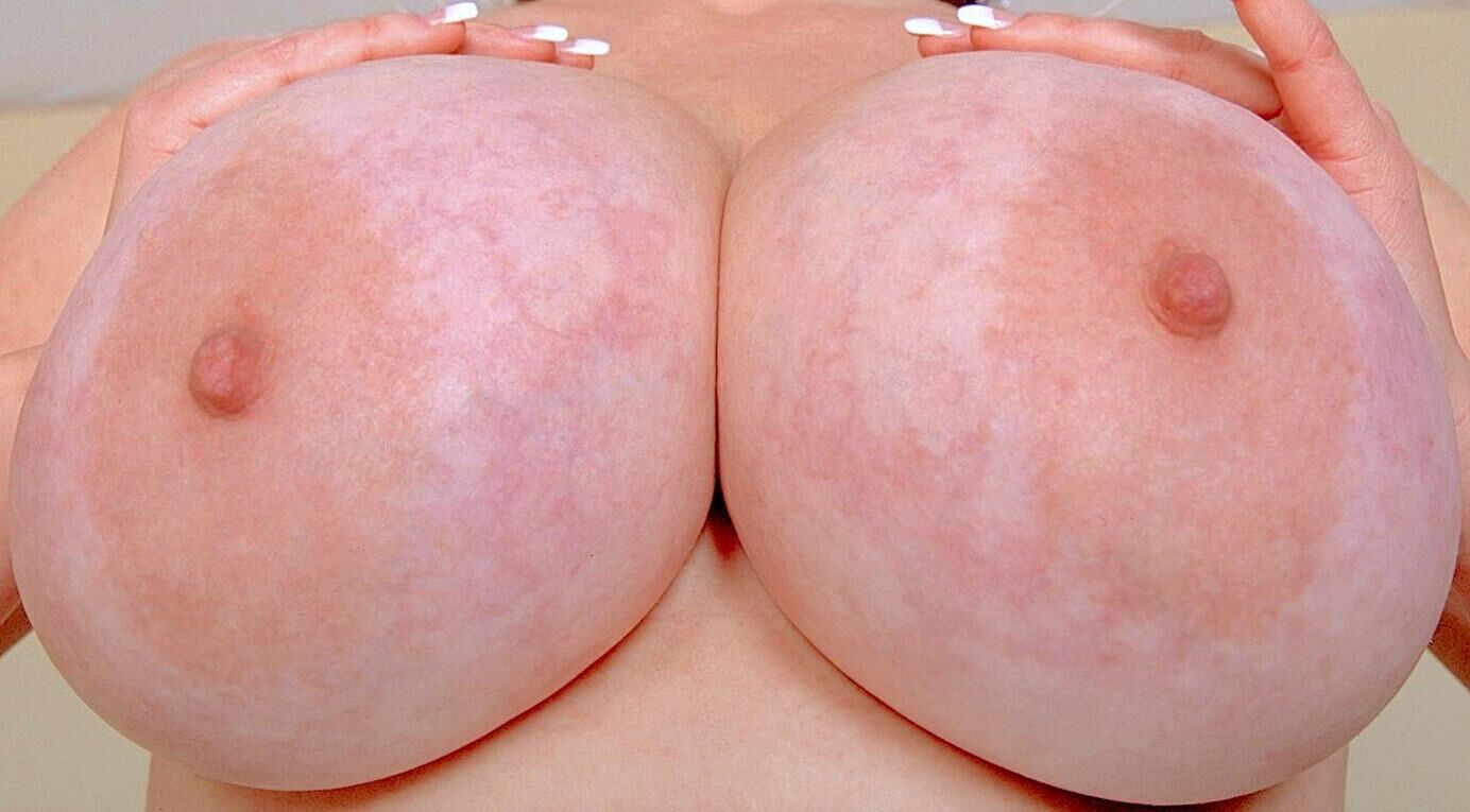 巨大なおっぱいはクローズアップします