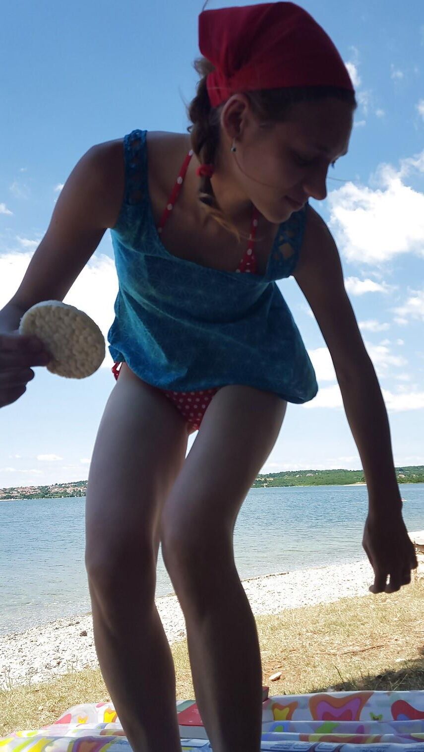 Dünne polnische Maja im roten Bikini