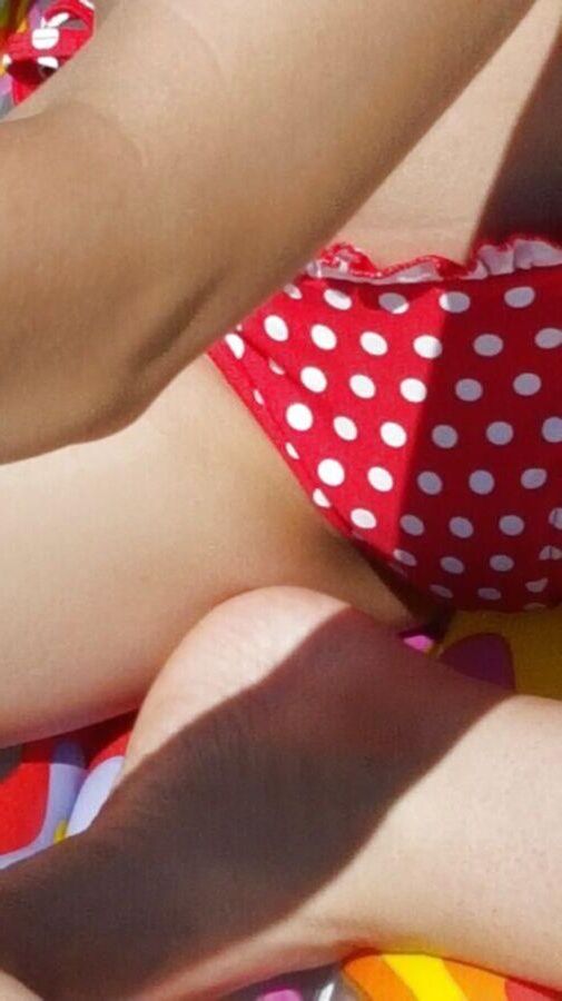 Dünne polnische Maja im roten Bikini
