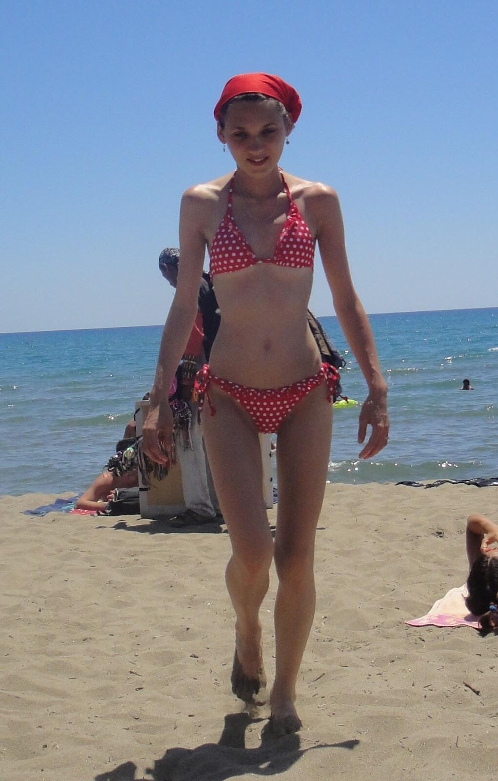 Dünne polnische Maja im roten Bikini