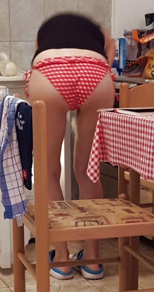Dünne polnische Maja im roten Bikini