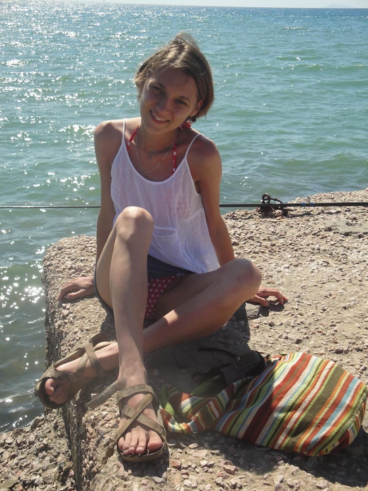 Dünne polnische Maja im roten Bikini