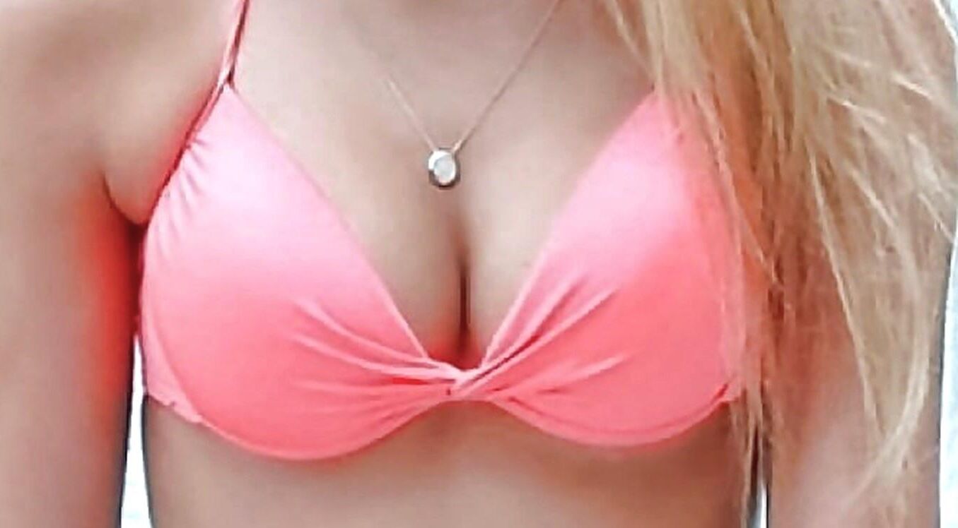 De beaux seins se rapprochent