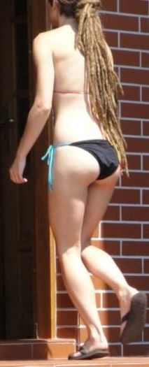 Skinny Teen Ola K. im schwarzen Bikini