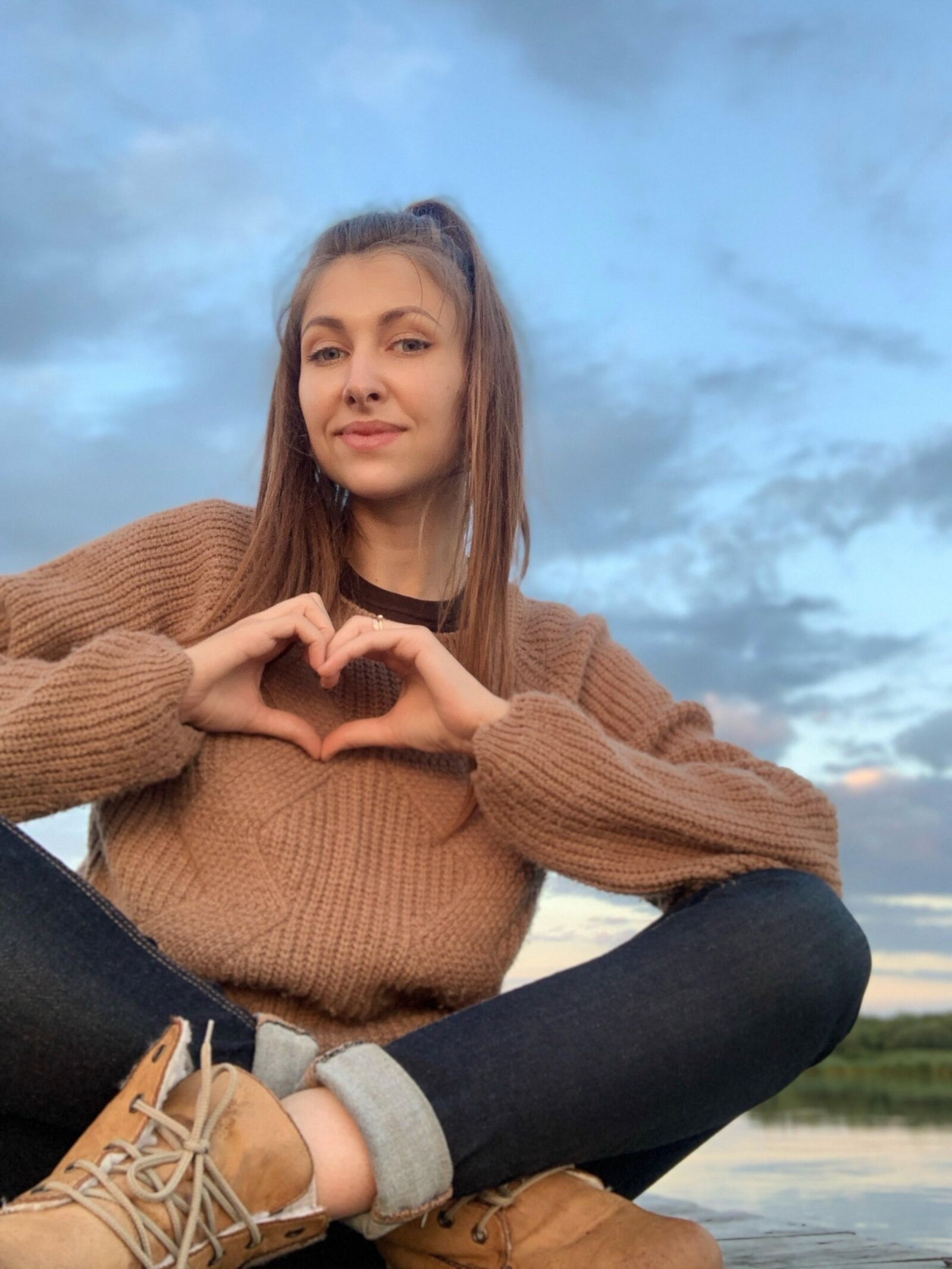 Okaziaセクシーな美容ブルネットキャンピングカーの女の子の混合写真