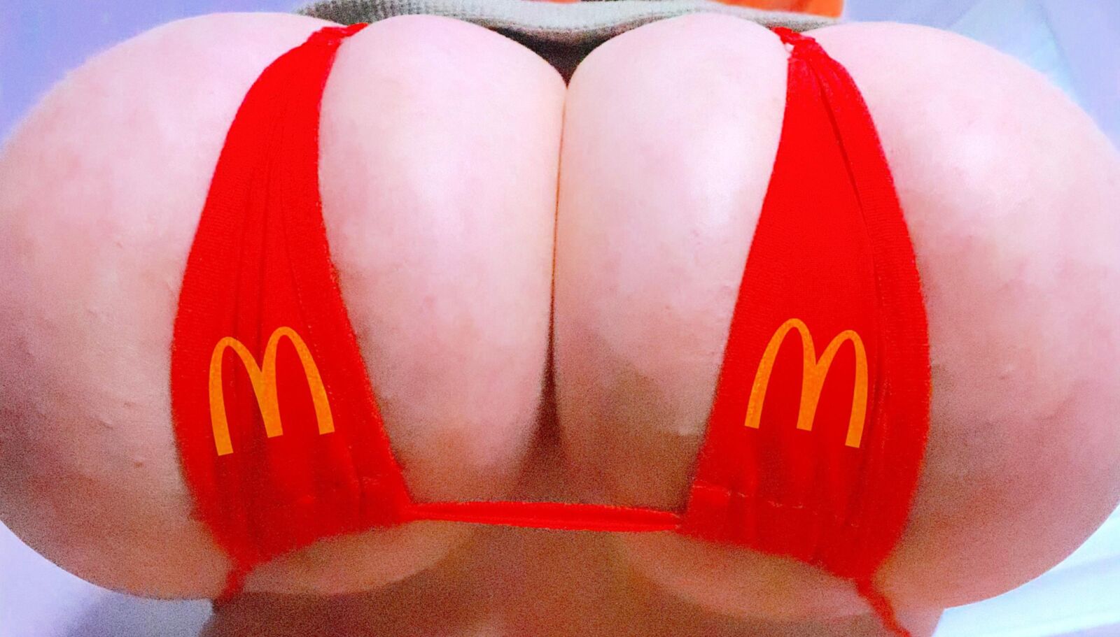 巨大なおっぱいはクローズアップします