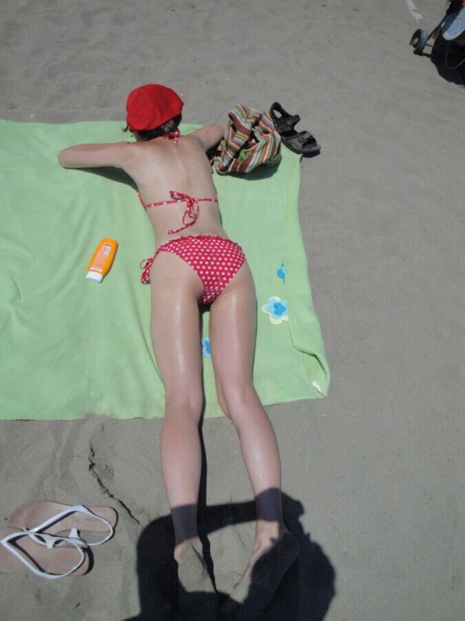 Dünne polnische Maja im roten Bikini