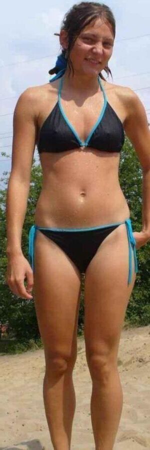 Skinny Teen Ola K. im schwarzen Bikini