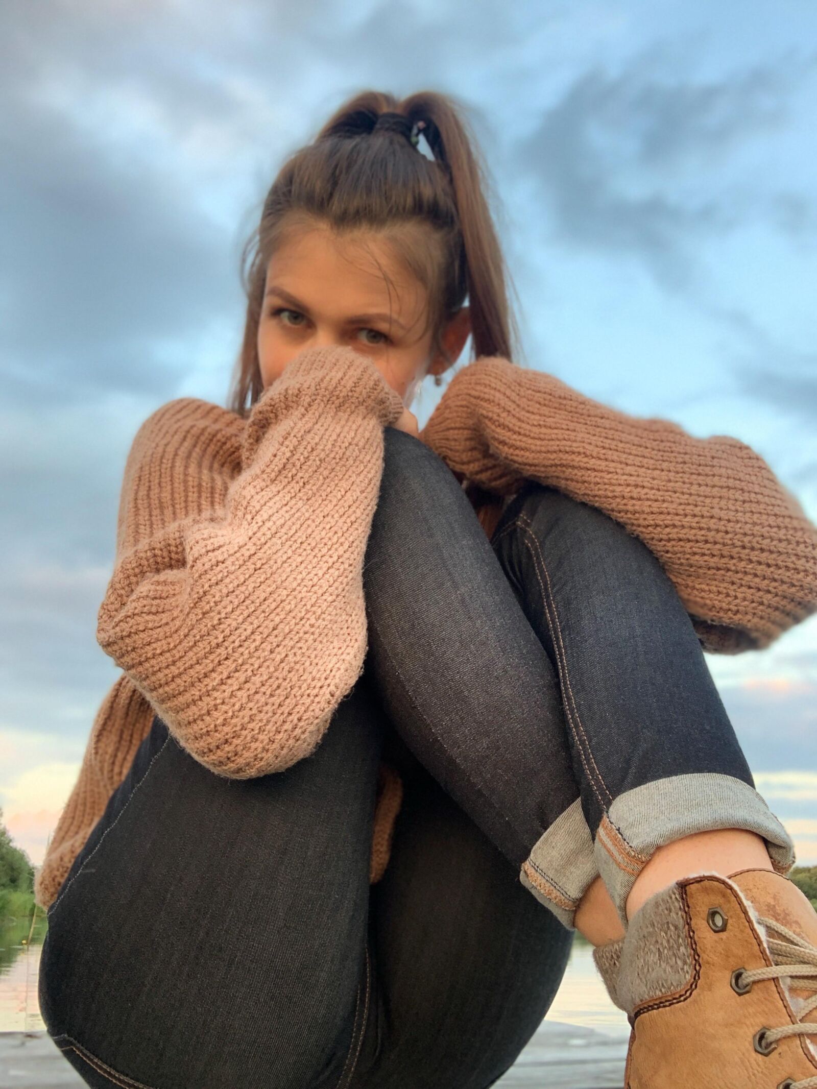Okaziaセクシーな美容ブルネットキャンピングカーの女の子の混合写真