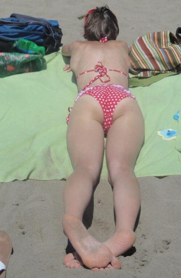 Dünne polnische Maja im roten Bikini