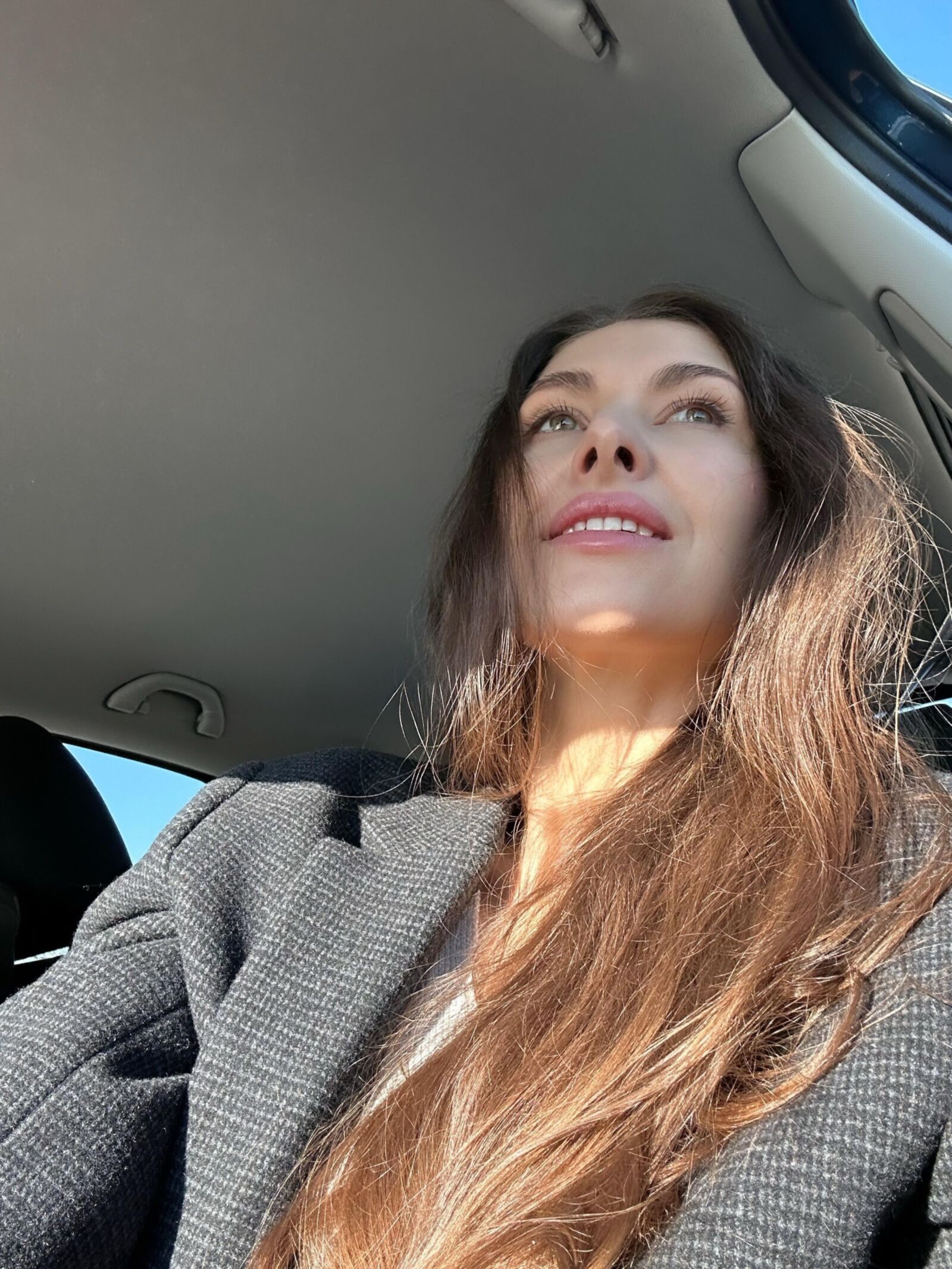 Okaziaセクシーな美容ブルネットキャンピングカーの女の子の混合写真