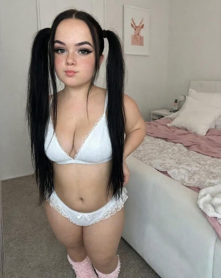 レイアセクシーな曲線美のかわいい女の子は熱い写真を混ぜています