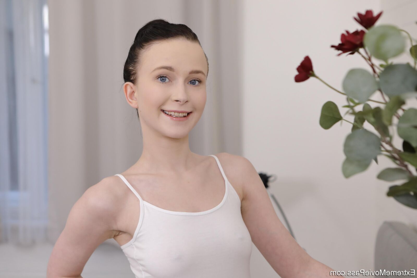 VirtualXporn Sweetie Plum Skinny Gymnast Stretningx