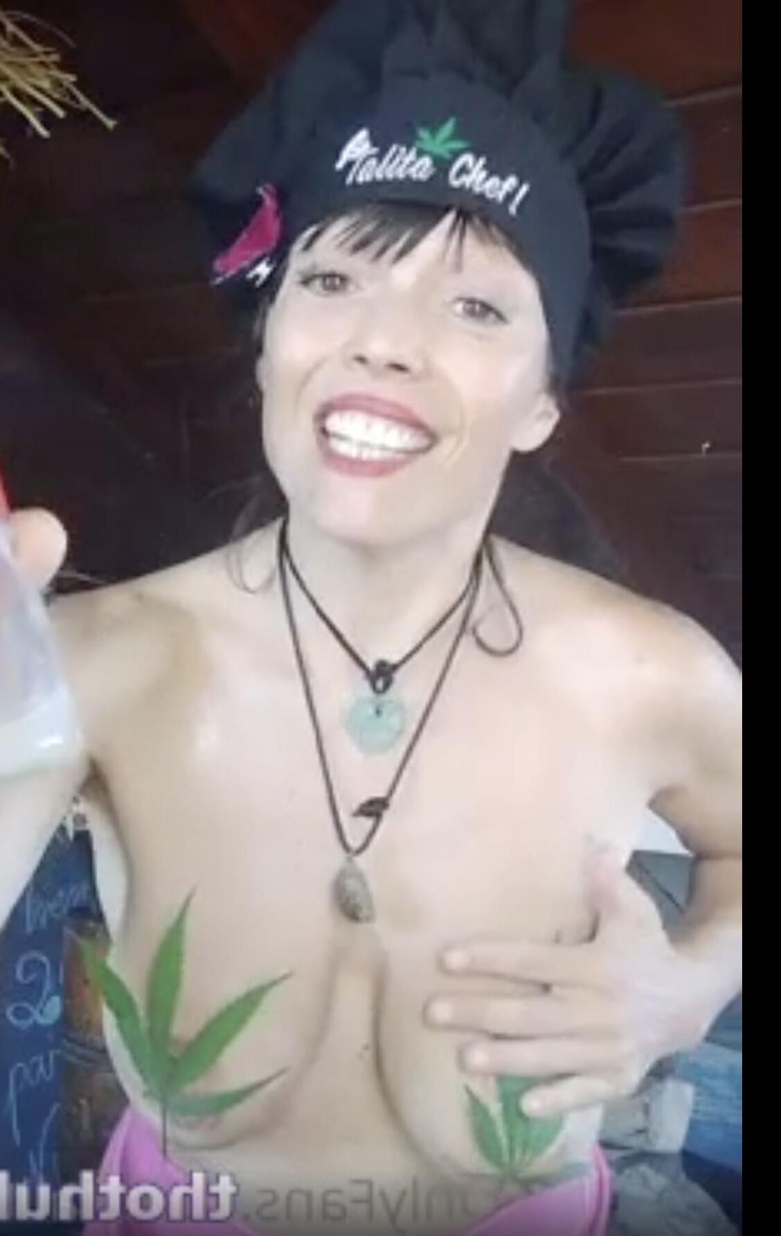 タリタのシェフは彼女のファンバッグを振っています