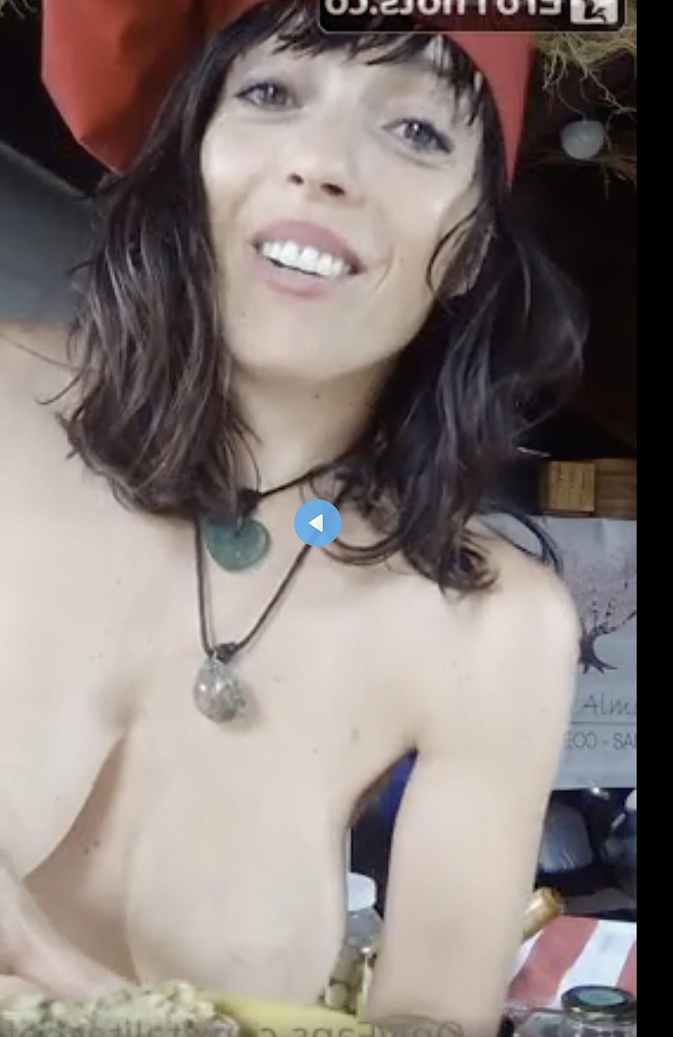 タリタのシェフは彼女のファンバッグを振っています