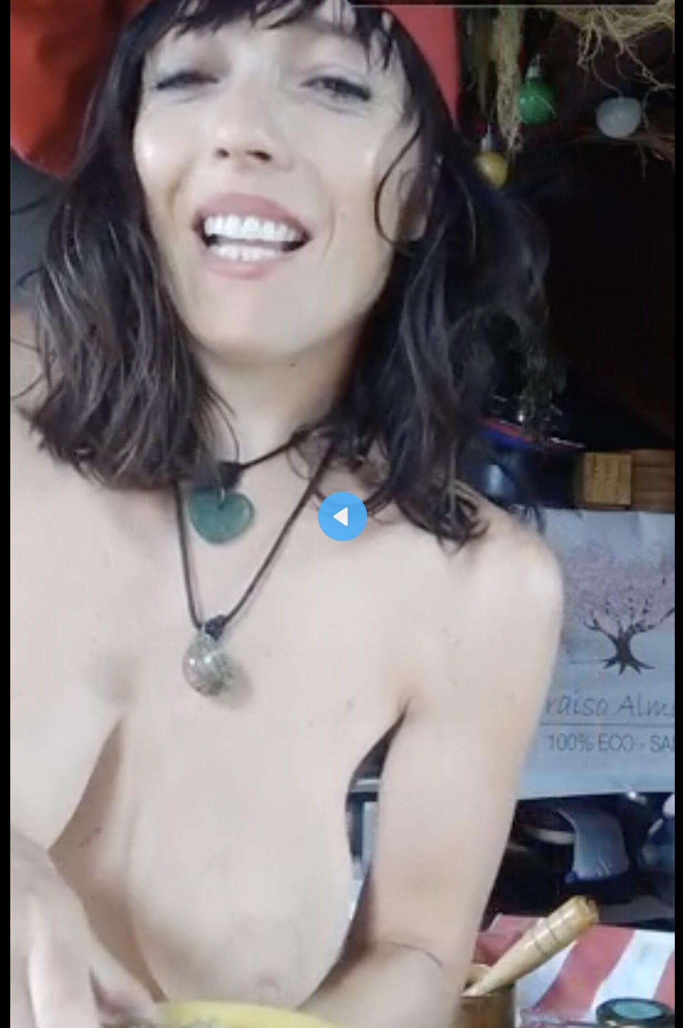 タリタのシェフは彼女のファンバッグを振っています