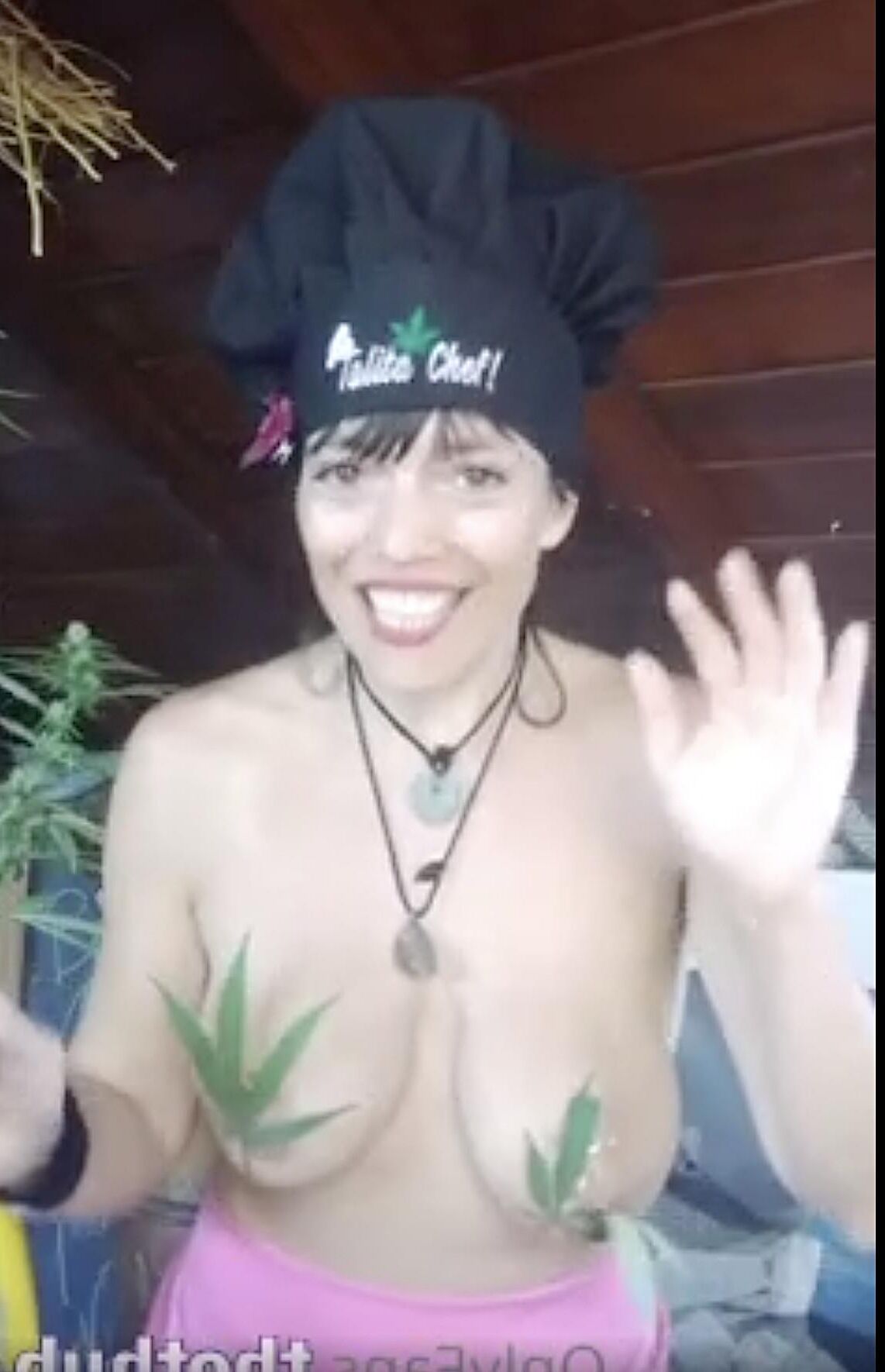 タリタのシェフは彼女のファンバッグを振っています