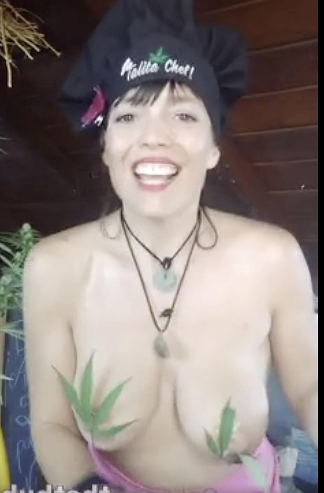 タリタのシェフは彼女のファンバッグを振っています