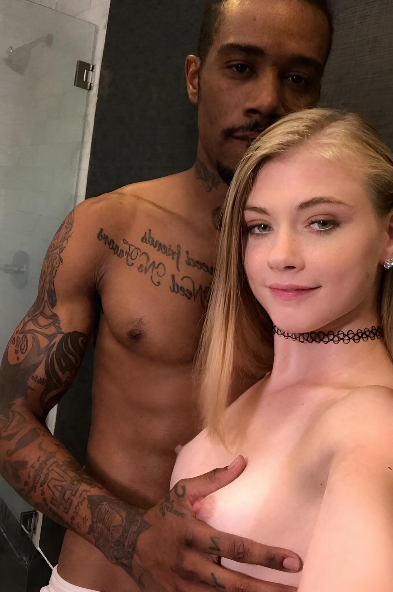 ブラックブルズでポーズをとるセクシーな悪役[]