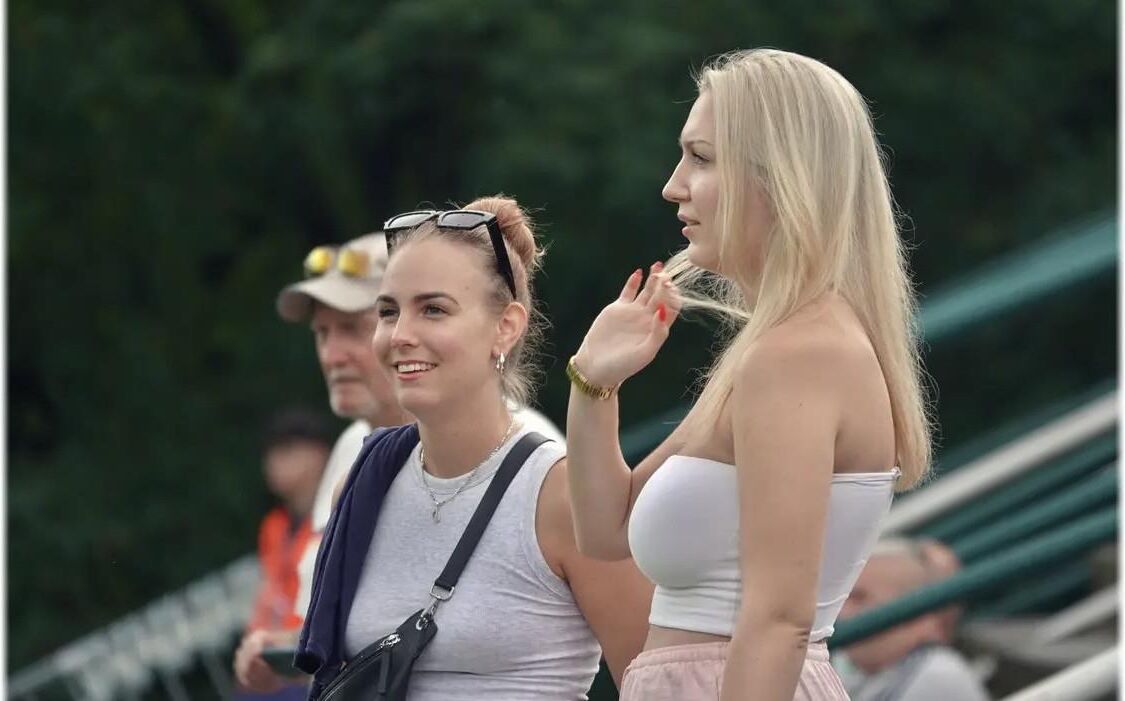 楽しい時間、セクシーなテニス