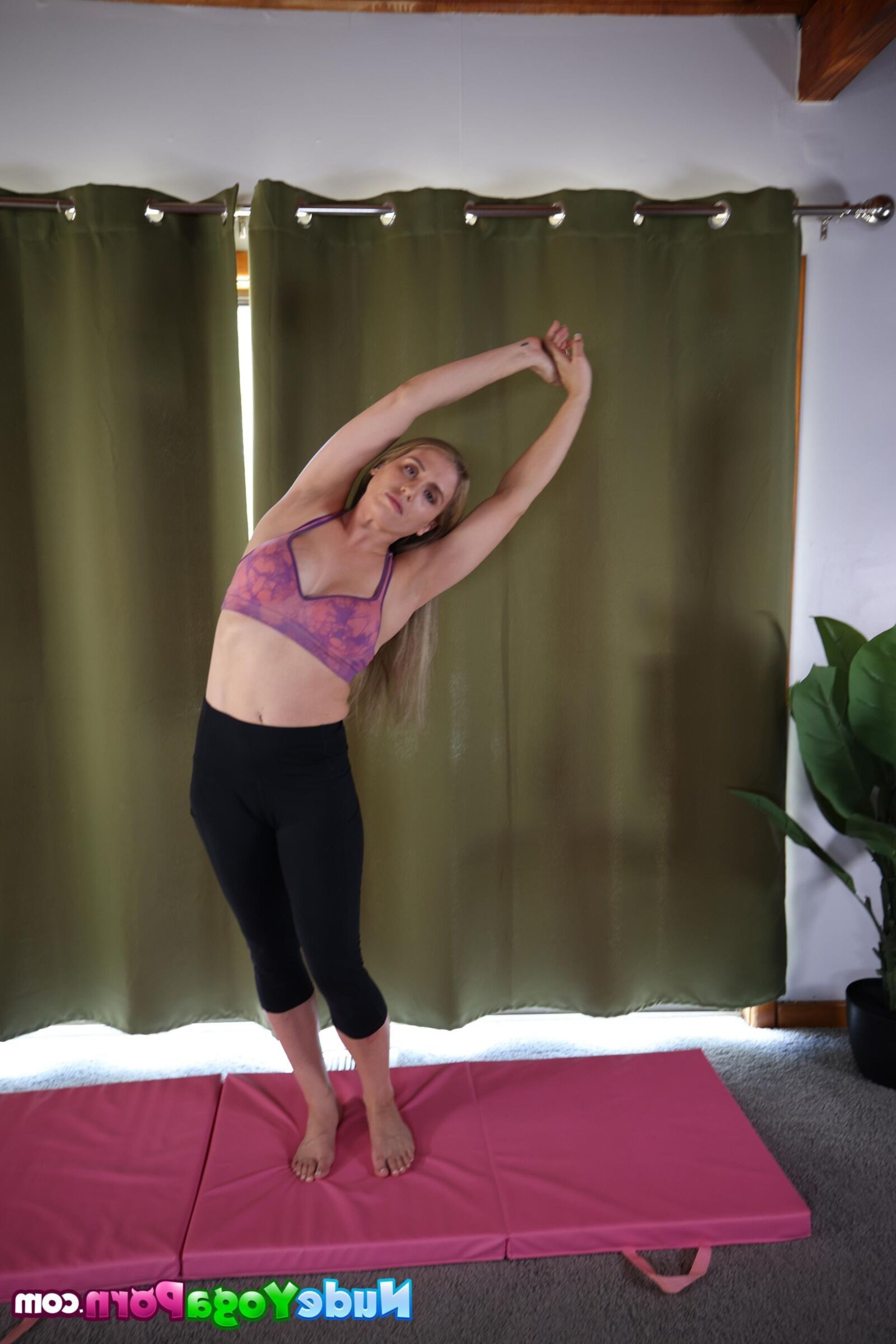 Anjelica Amore Yo Flexible Milf Angelica Strips中に