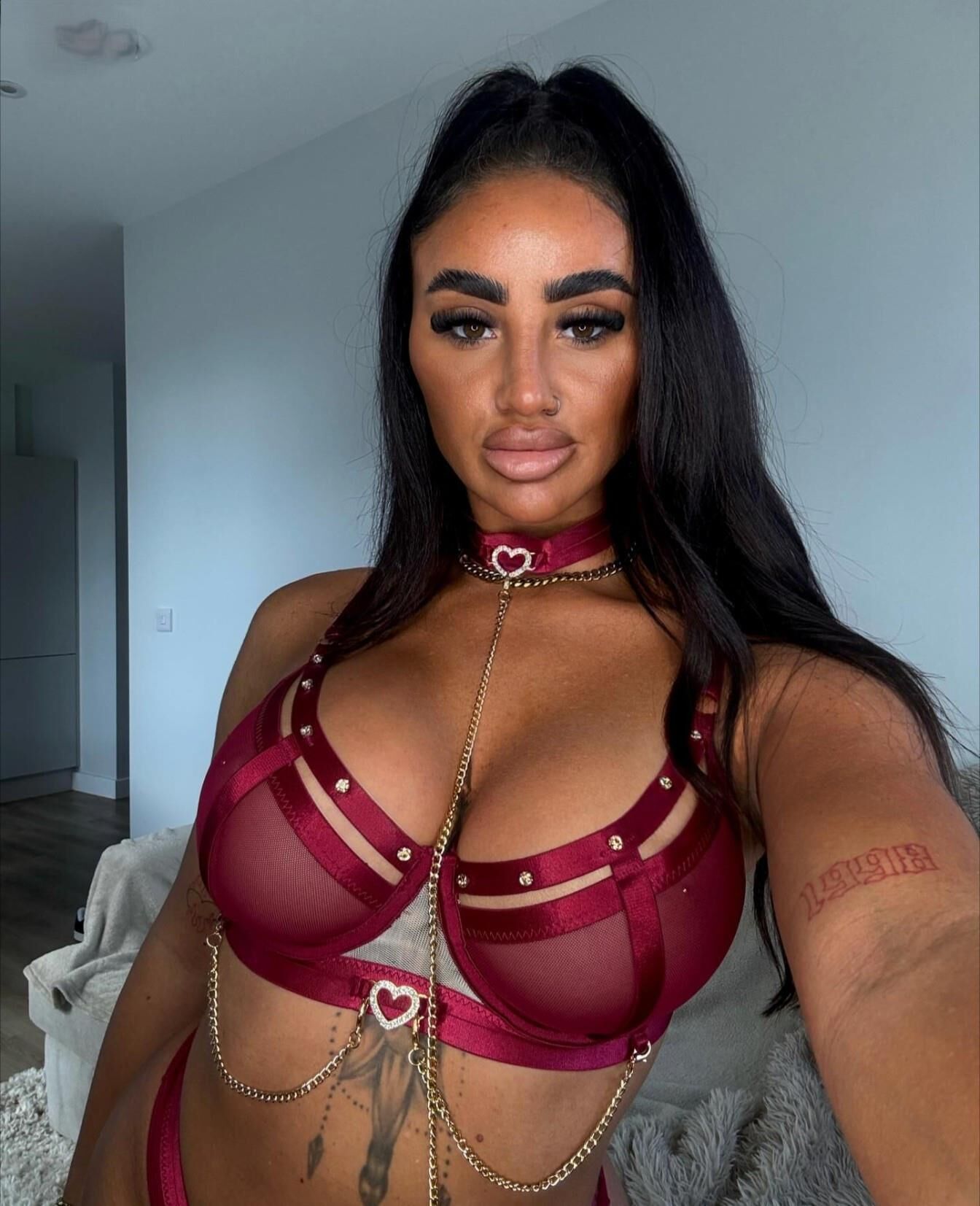 Online beauty Karla 