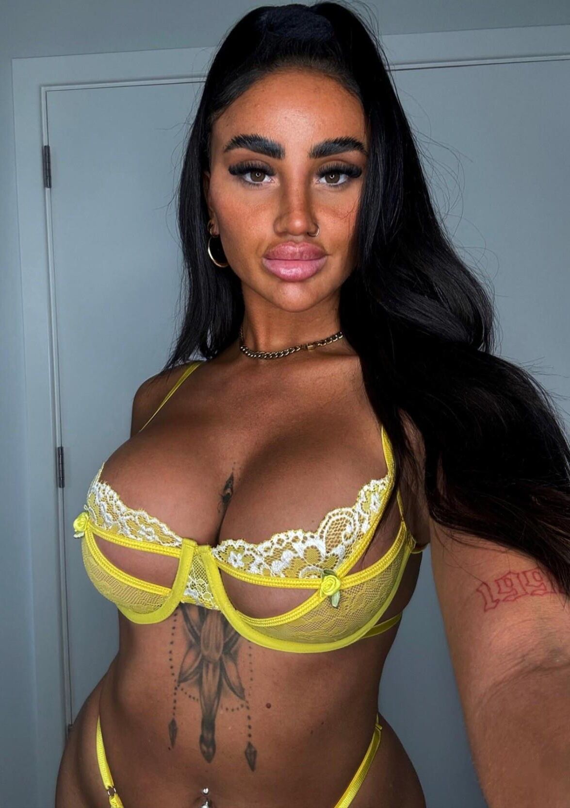 Online beauty Karla 