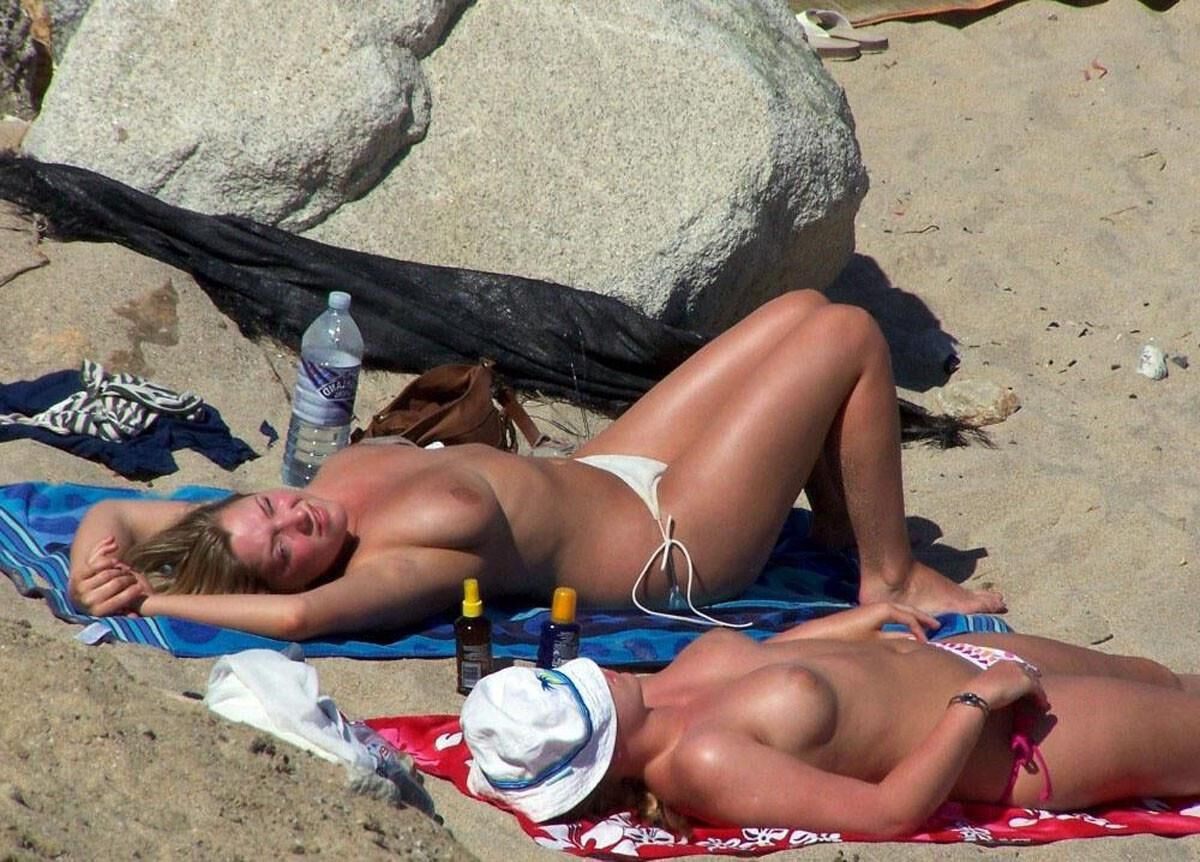 Beach boobs, topless tanner unaware Mix qq