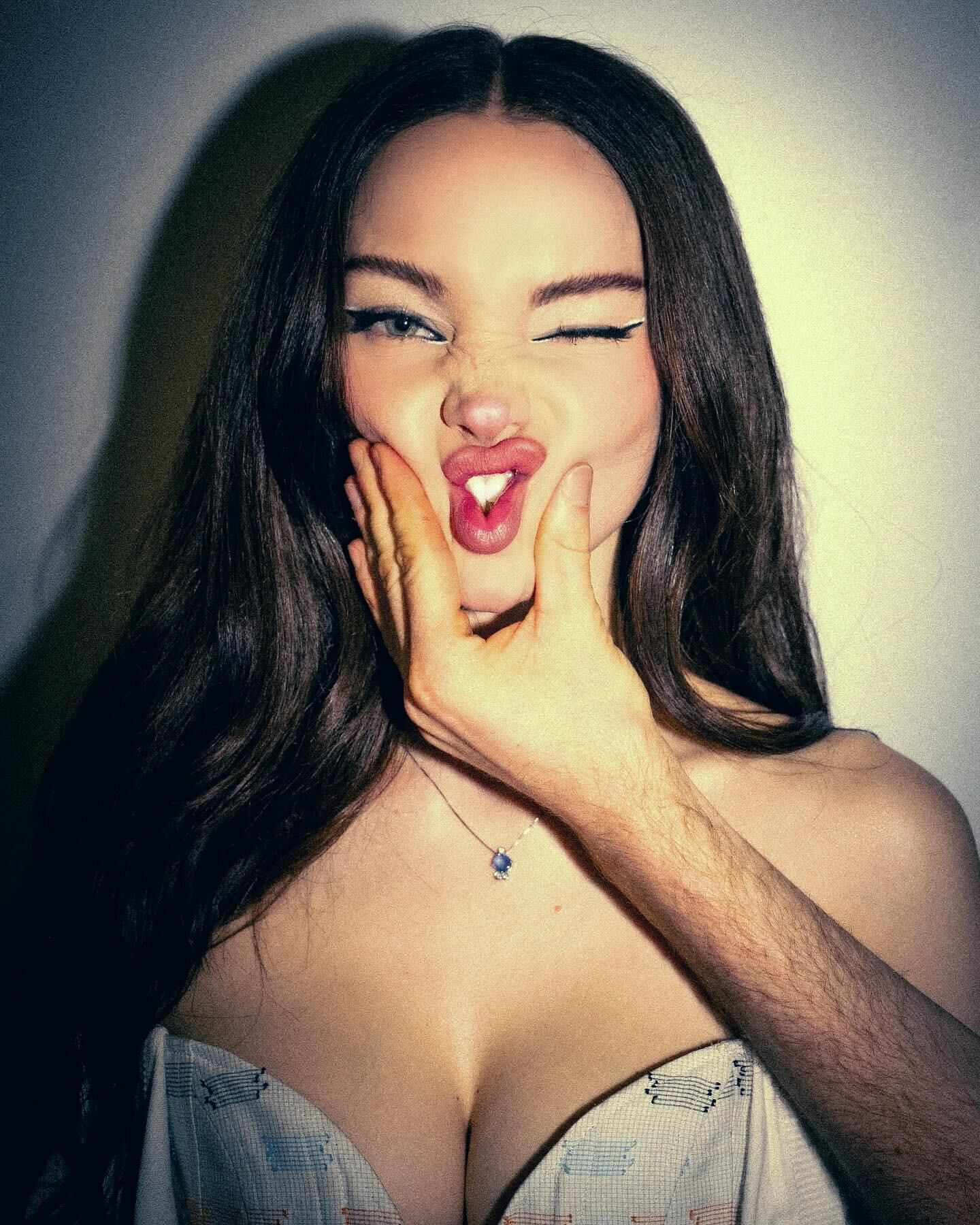 Dove Cameron varios