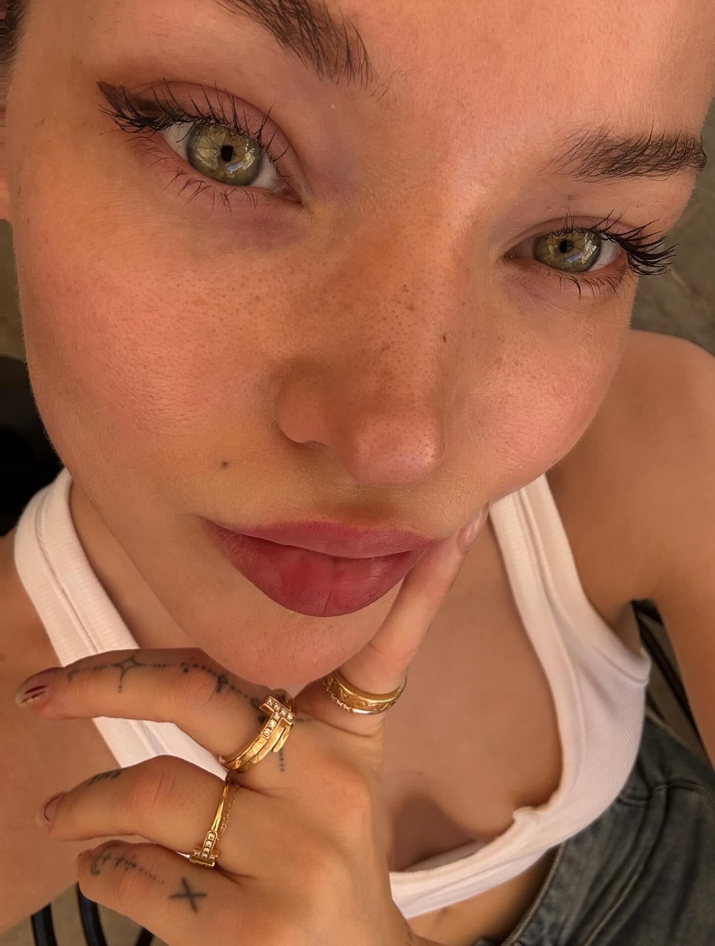 Dove Cameron varios