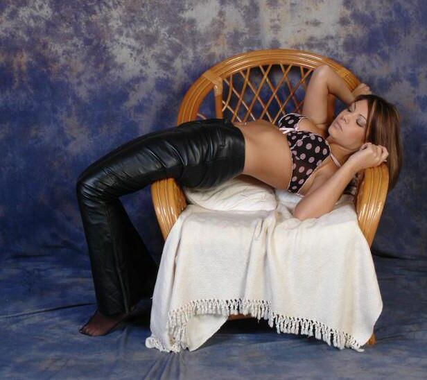 Fille sexy dans ses casseroles en cuir